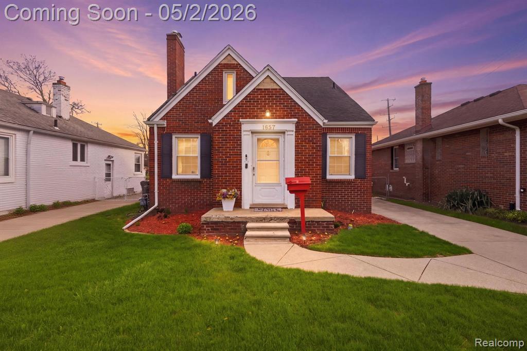 1857 Roslyn Road, Grosse Pointe Woods, MI 48236 — front exterior