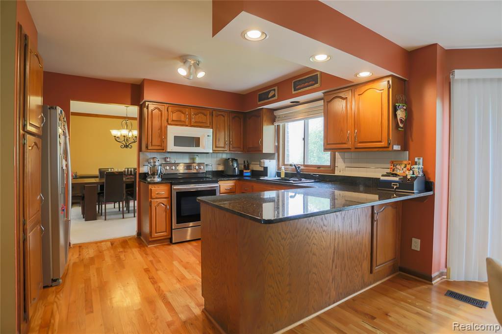 810 Box Canyon Court, Rochester Hills, MI 48309 — Photo 17