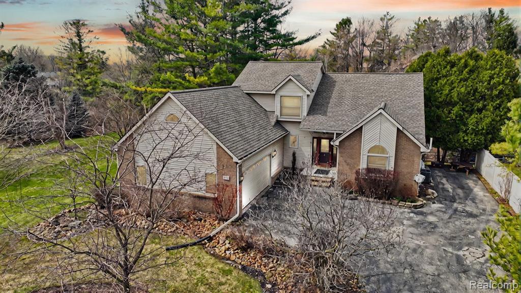 950 Hidden Valley Drive, Lake Orion, MI 48362 — front exterior