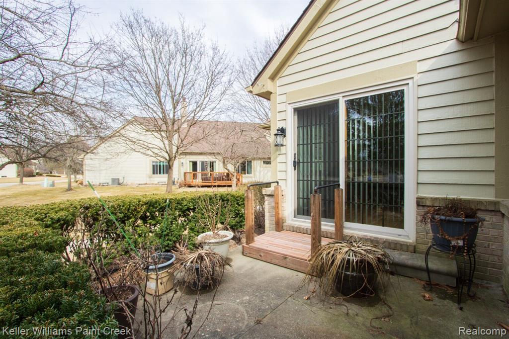 2569 MAPLE FOREST Drive, Wixom, MI 48393 — Photo 34