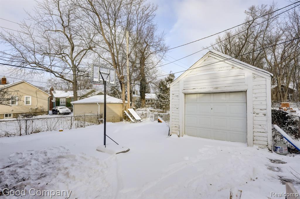 8460 Kenberton Drive, Oak Park, MI 48237 — Photo 41