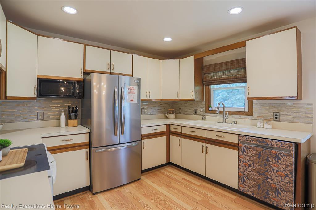 2687 Los Angeles Drive, Wolverine Lake, MI 48390 — Photo 15