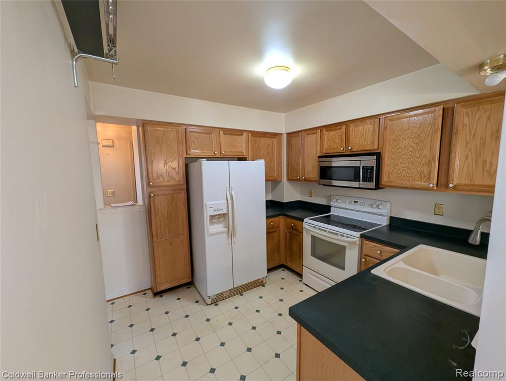 7896 Rivergate Drive, 19, Westland, MI — Photo 10