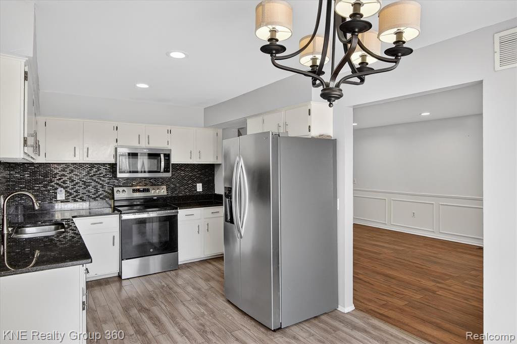8092 Willow Lane, Warren, MI 48093 — Photo 11