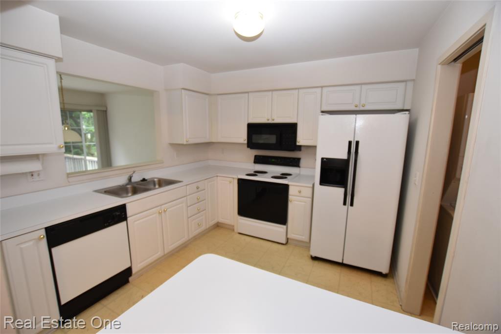 555 Winwood Court, Walled Lake, MI 48390 — Photo 6