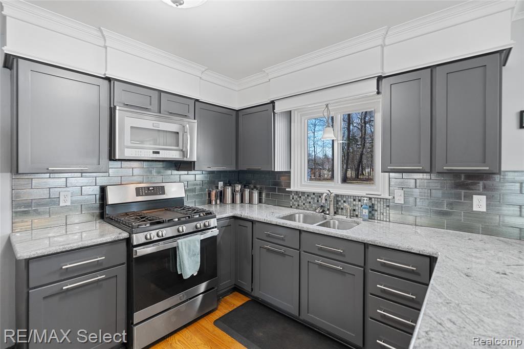 5401 S Sycamore Drive, Burton, MI 48509 — Photo 10