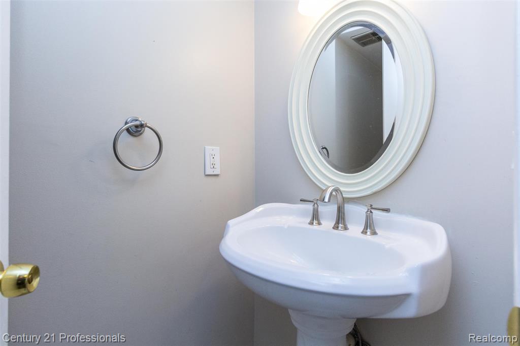 1658 Brentwood Drive, Troy, MI 48098 — Photo 24