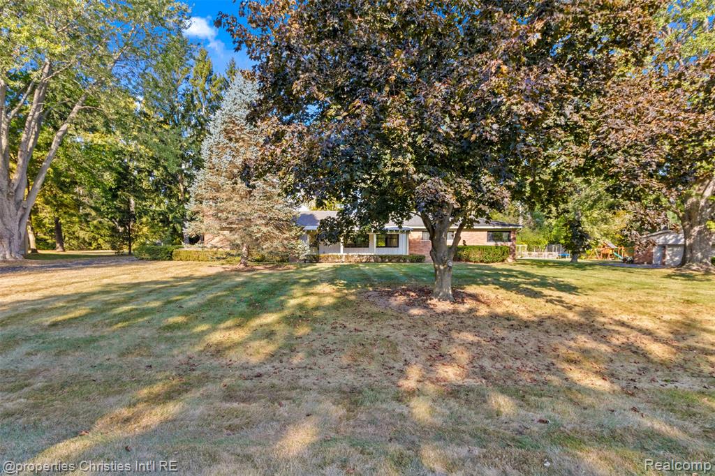 571 Yorkton Lane, Bloomfield Hills, MI 48304 — Photo 25