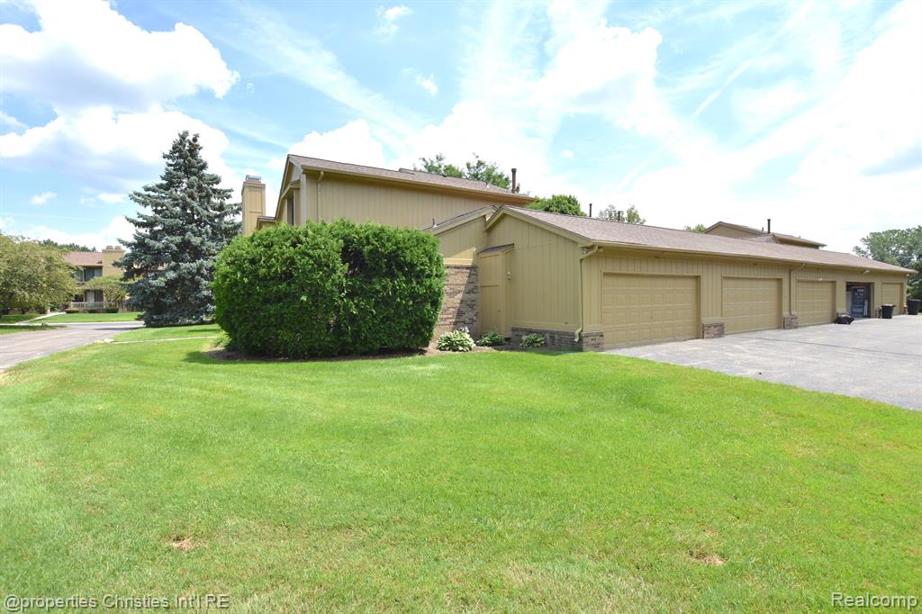 1752 S HILL Boulevard, Bloomfield Hills, MI 48304 — Photo 40