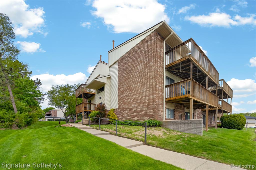 875 S Pontiac Trail, B208, Walled Lake, MI 48390