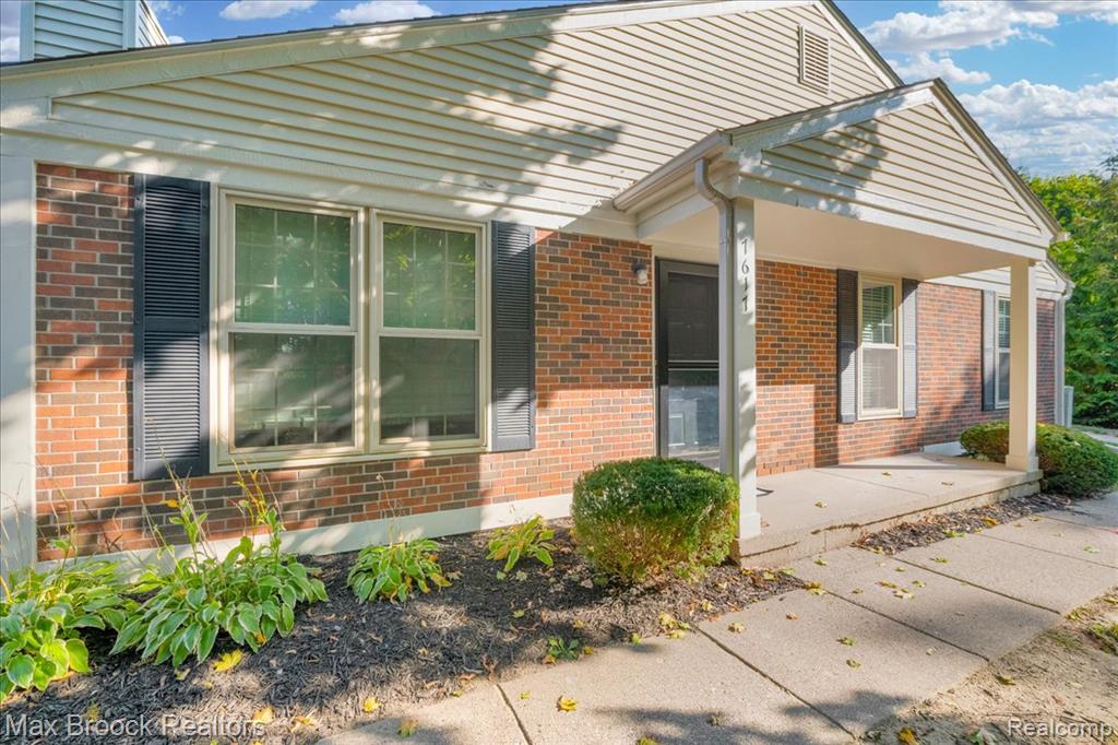 7617 Woodview Drive, Waterford, MI 48327 — Photo 3