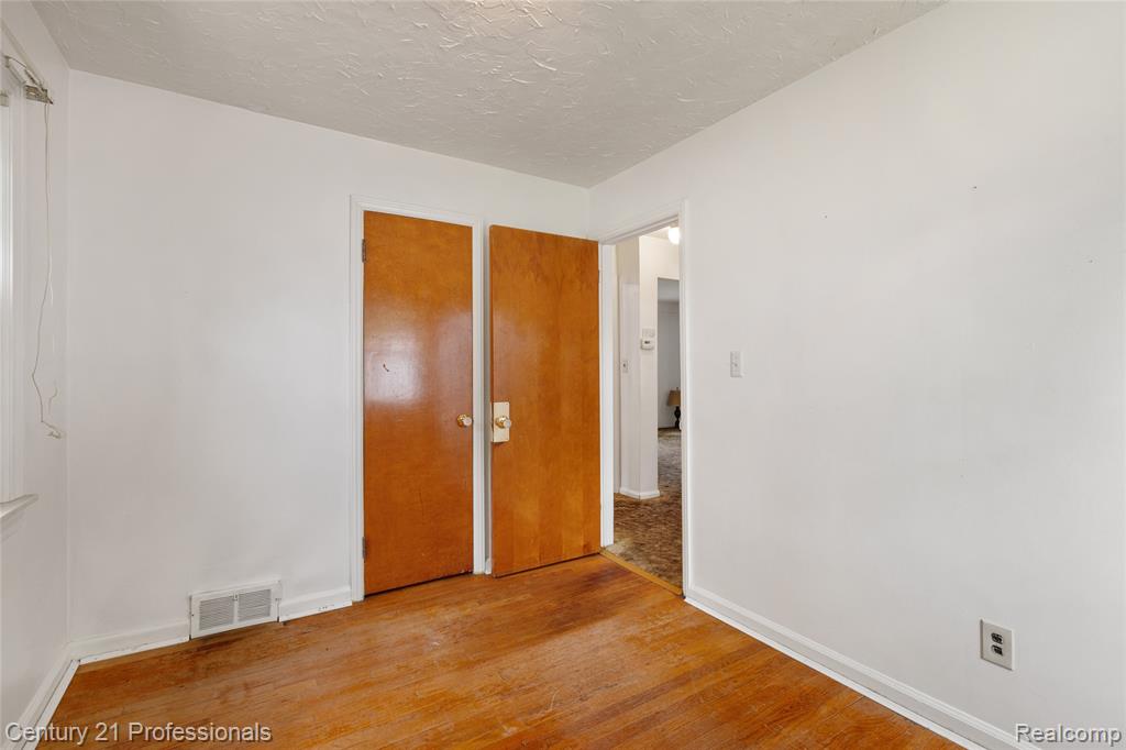 6953 N Vernon Street, Dearborn Heights, MI 48127 — Photo 14
