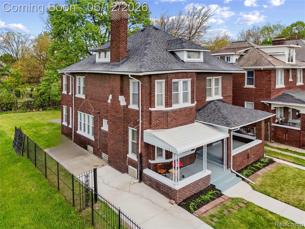 1066 E Grand Boulevard - Photo 2