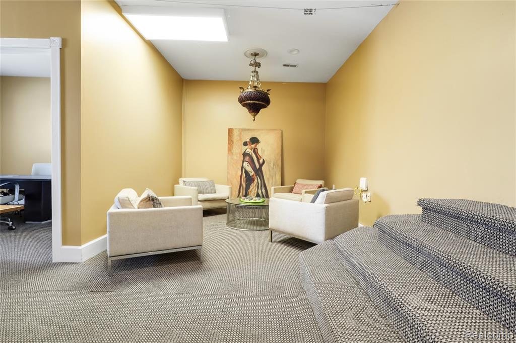 2052 S Dye Road, Flint, MI 48532 — Photo 3