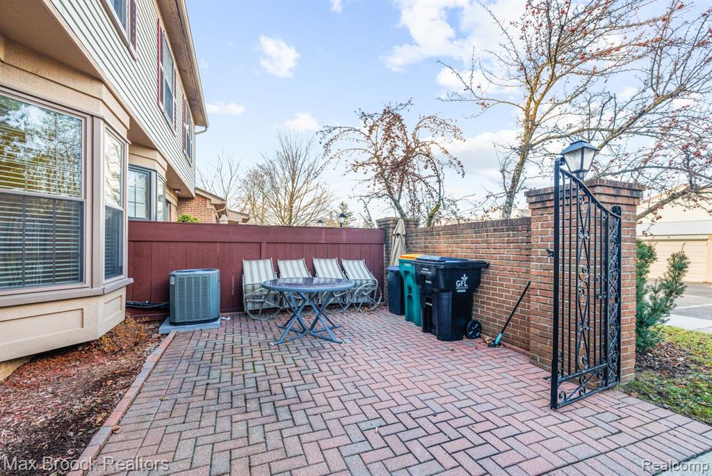 31162 Country Way, Farmington Hills, MI 48331 — Photo 22