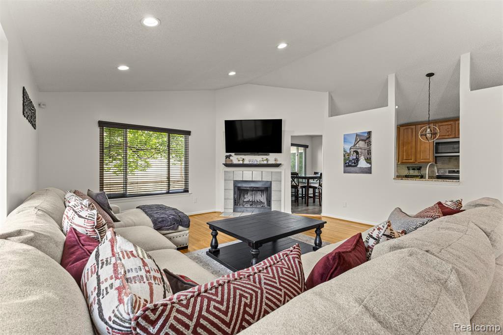 2481 Woodmont Drive E, Canton, MI 48188 — Photo 3
