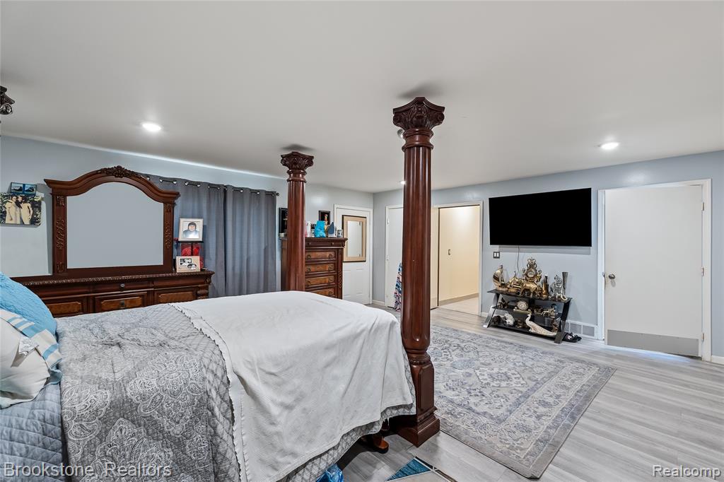6921 Robindale Avenue, Dearborn Heights, MI 48127 — Photo 18