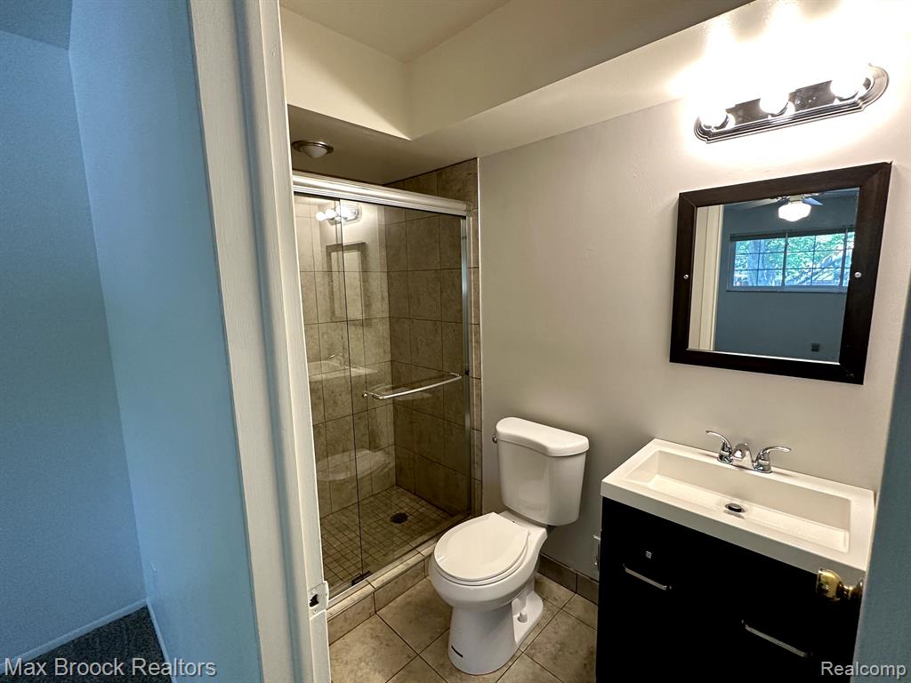 740 E FOX HILLS Drive, Bloomfield Hills, MI 48304 — Photo 17