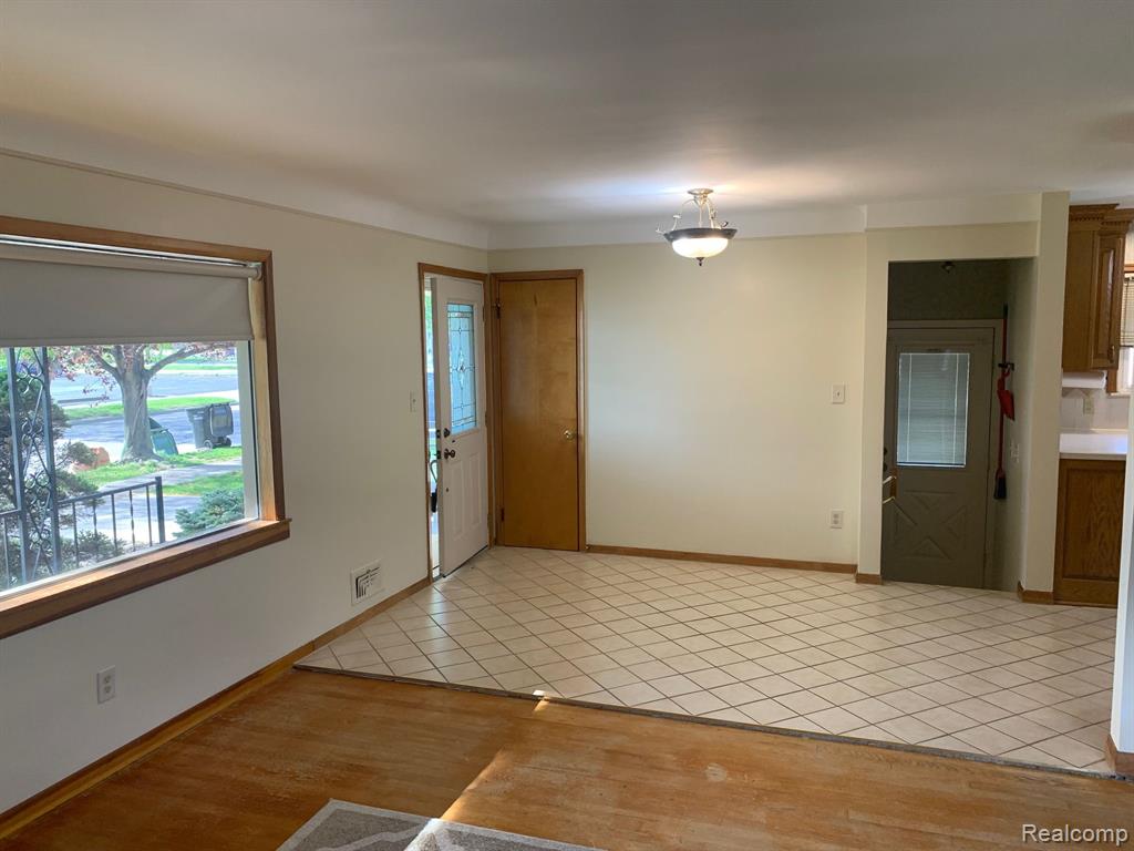 9211 LAURENCE Avenue, Allen Park, MI 48101 — Photo 8
