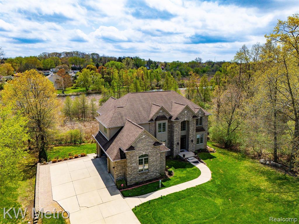 9025 HURON BLUFFS Drive, White Lake, MI — Photo 39