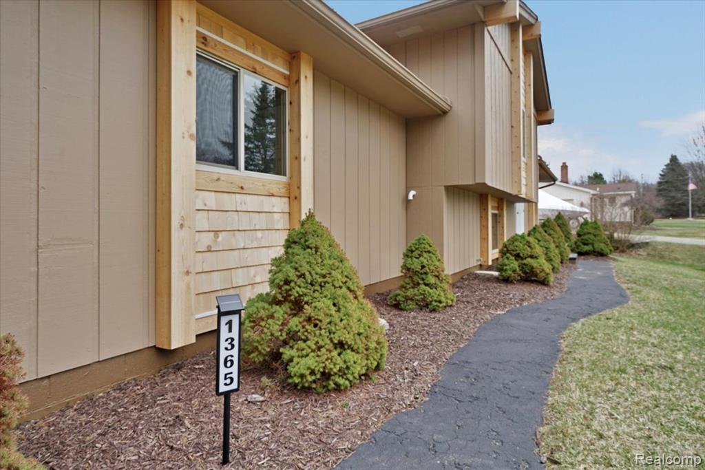 1365 Thistleridge, Groveland, MI 48442