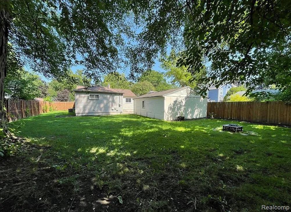 902 E WINDEMERE Avenue, Royal Oak, MI 48073 — Photo 16