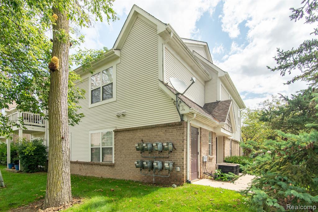 221 OAKBROOKE Drive, 5, South Lyon, MI 48178 — Photo 3