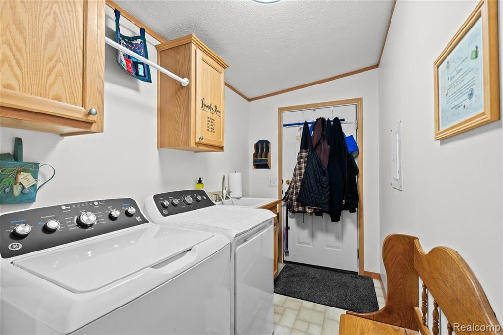 11092 Indianwood Court, South Lyon, MI 48178 — Photo 10
