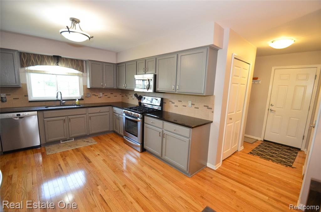 2092 Westview Court, Orion, MI — Photo 13