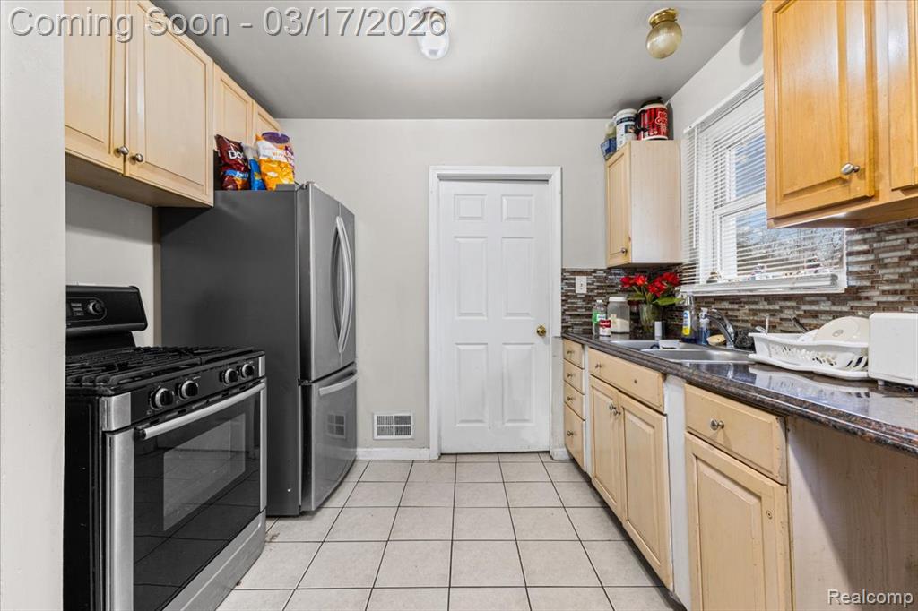 825 Robinwood Street, Pontiac, MI 48340 — Photo 8
