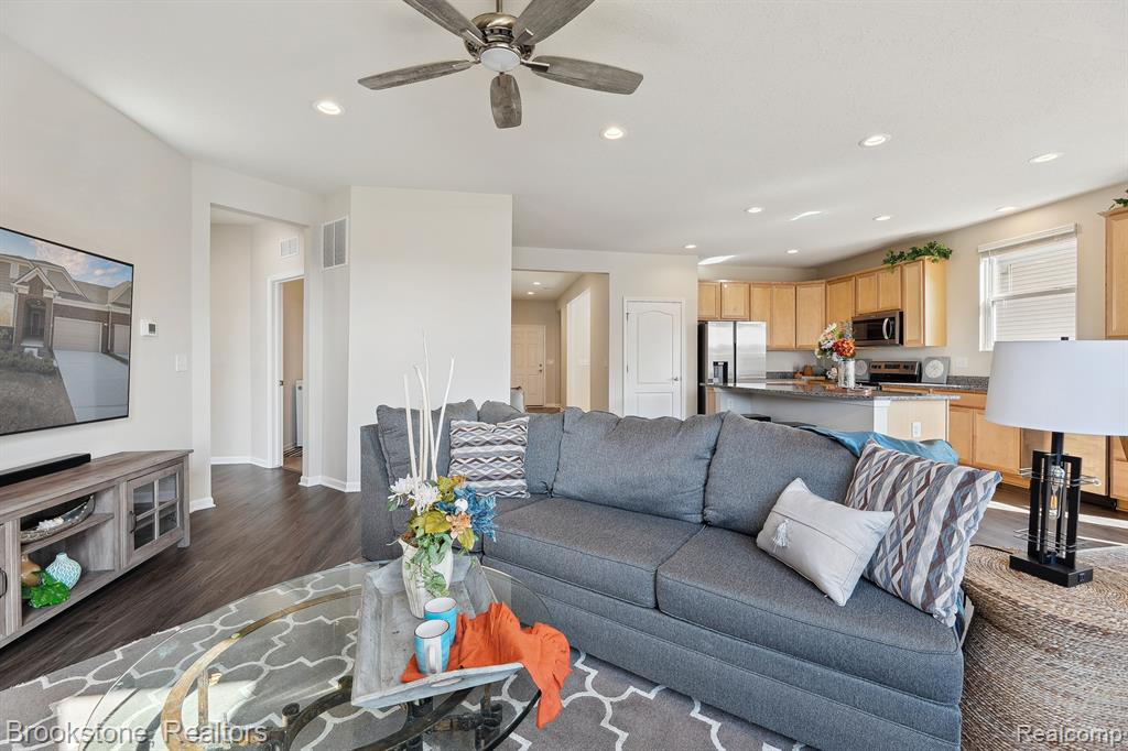 527 HOLMDALE Way, Ann Arbor, MI 48108 — Photo 10