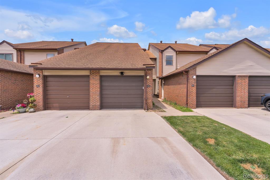 6689 Ridgefield Circle, 203, West Bloomfield, MI — Photo 2