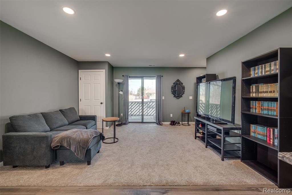 16432 Clarkson Drive, 61, Fraser, MI 48026 — Photo 3