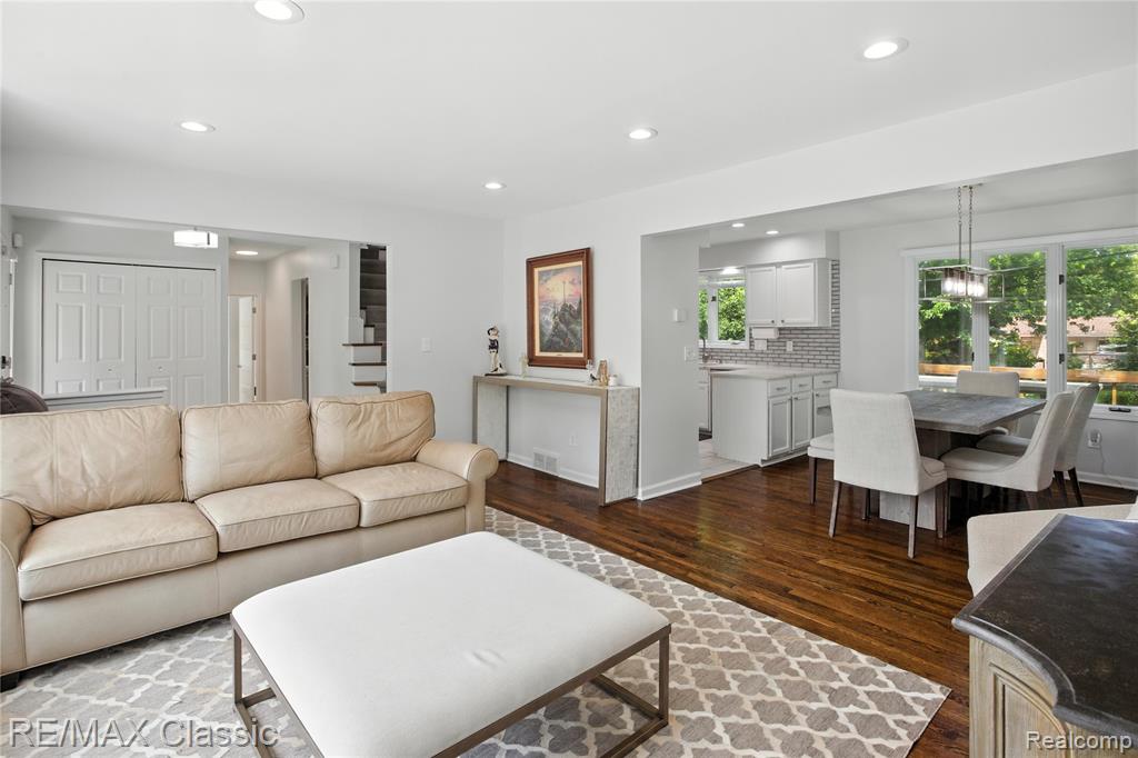 7027 Beverly Crest Drive, West Bloomfield, MI — Photo 2