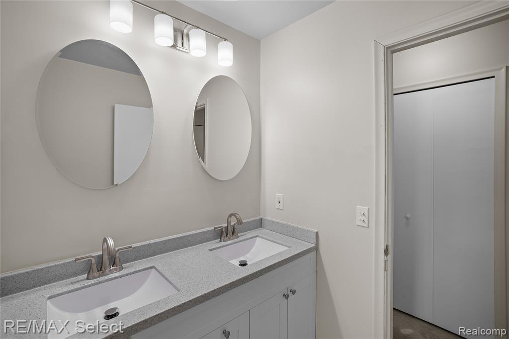 4290 Hedgethorn Circle, Burton, MI 48509 — Photo 31