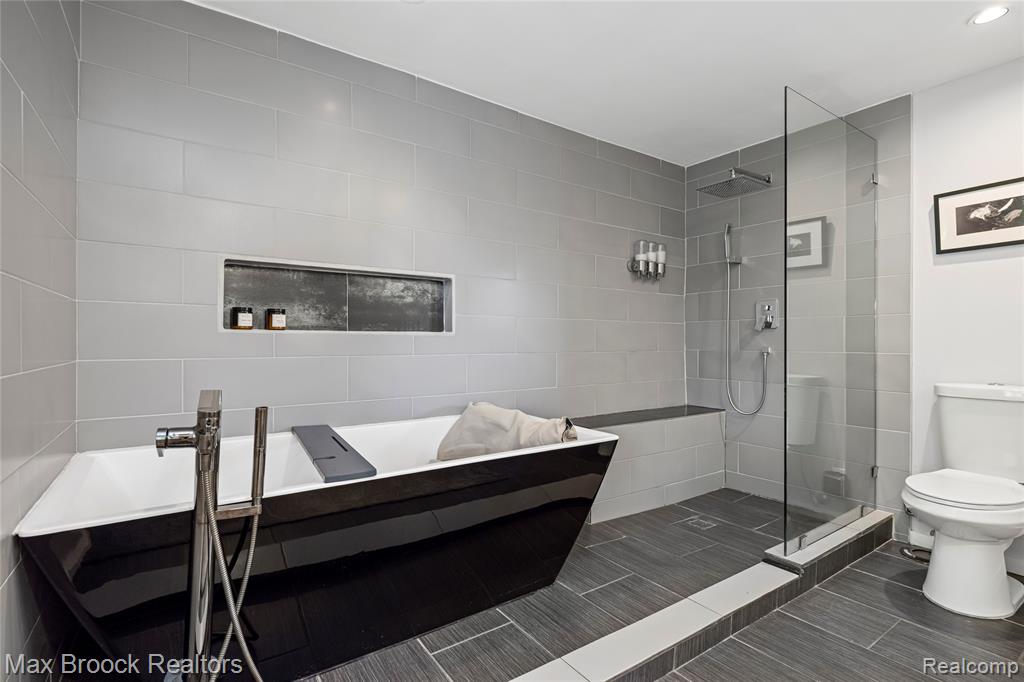 5597 Apple Ridge Trail, West Bloomfield, MI — Photo 34