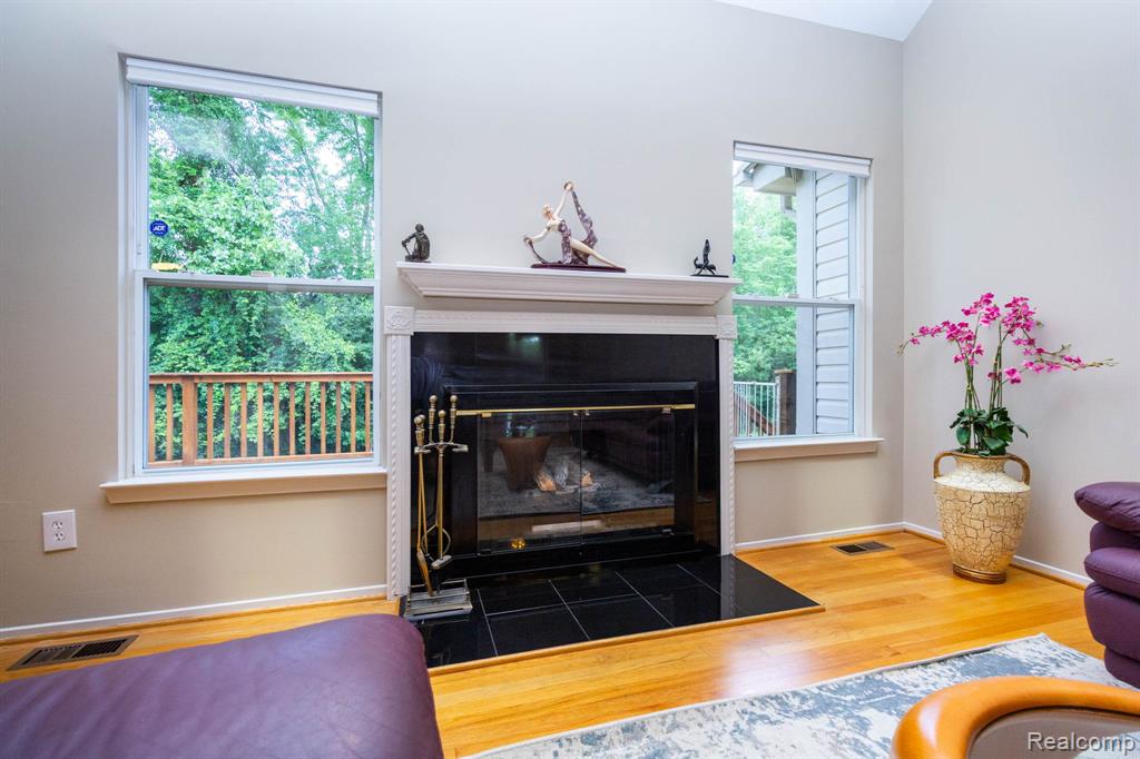 487 N Oak Drive, Commerce Twp, MI 48390 — Photo 10