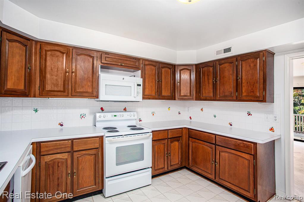 7187 Pebble Park Drive, West Bloomfield, MI — Photo 13
