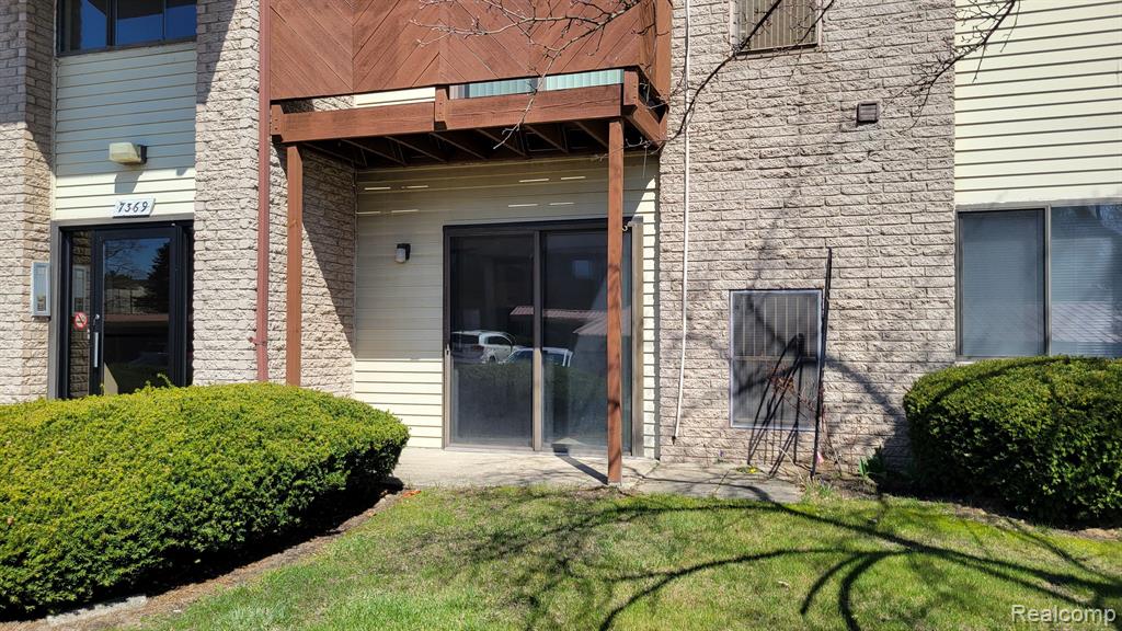 7369 MANOR Circle, 101, Westland, MI — Photo 2