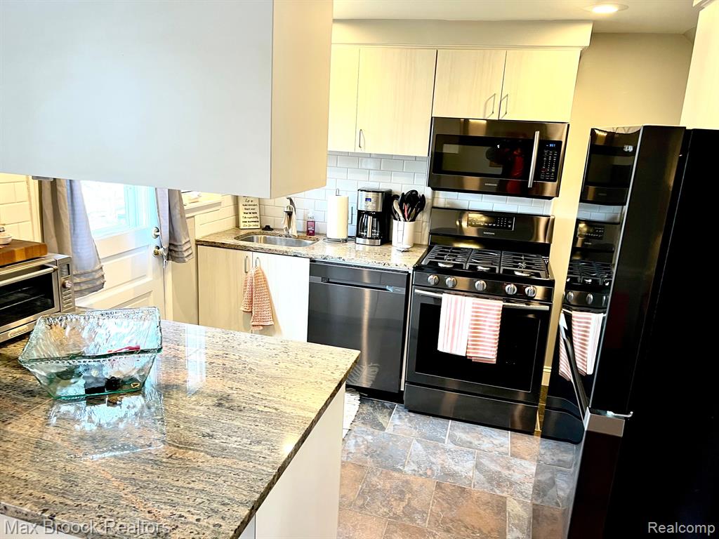 730 GRAEFIELD CT. Court, Birmingham, MI 48009 — Photo 6
