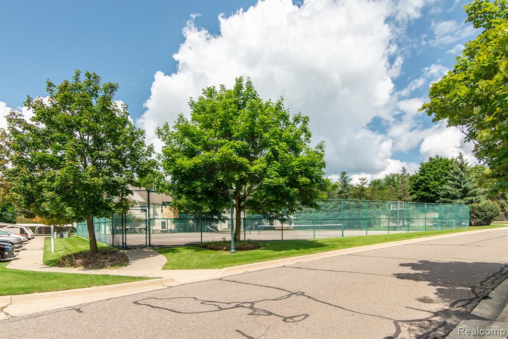 221 OAKBROOKE Drive, 5, South Lyon, MI 48178 — Photo 23