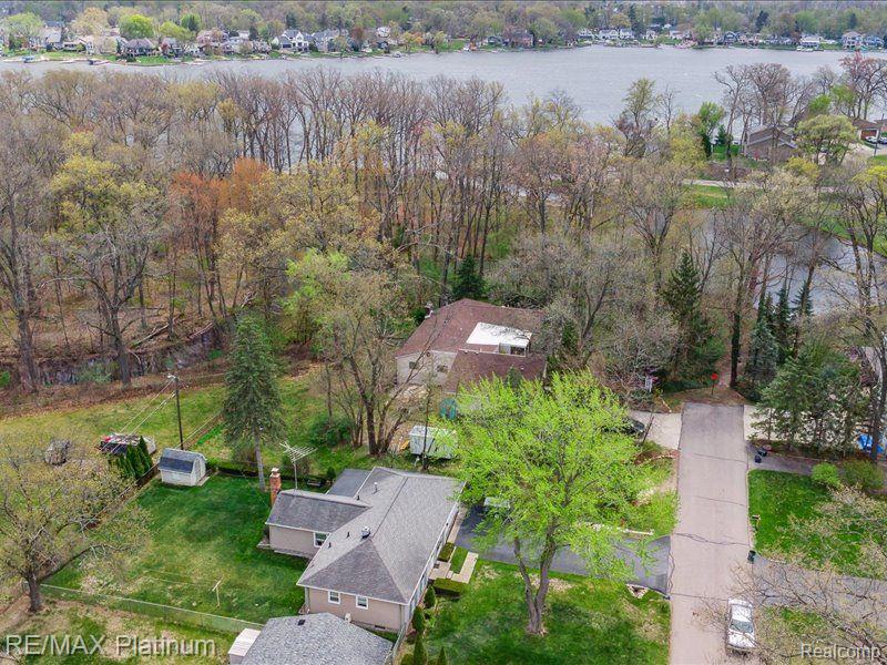 2338 ROSELAWN Street, Wolverine Lake, MI 48390 — Photo 24