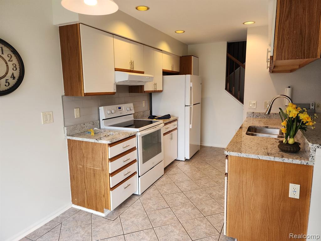 45061 HORSESHOE Circle, Canton, MI 48187 — Photo 2