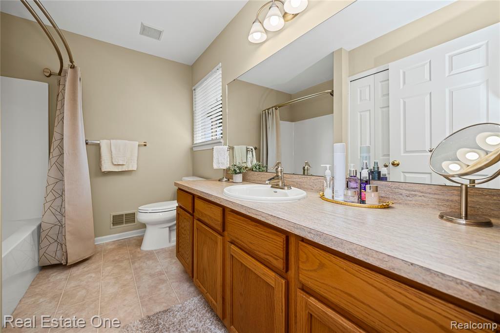 4364 Meadows Avenue, Burton, MI 48439 — Photo 23