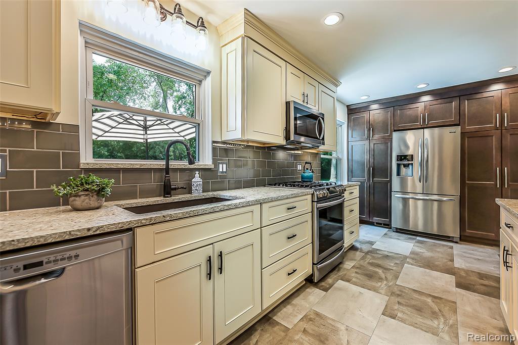 4990 Broomfield Lane, West Bloomfield, MI — Photo 24