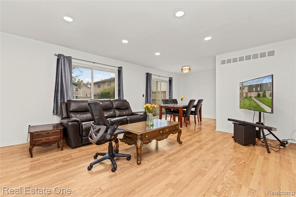 959 Kirts Boulevard, Troy, MI 48084 — Photo 12