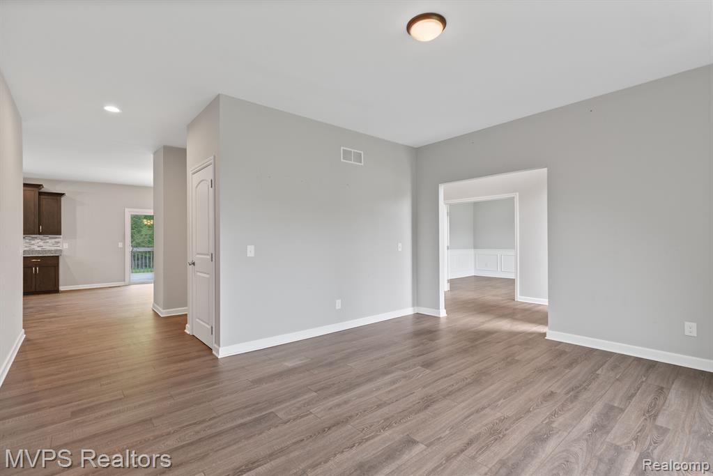 5325 SHOREWOOD Drive, Fort Gratiot, MI 48059 — Photo 10