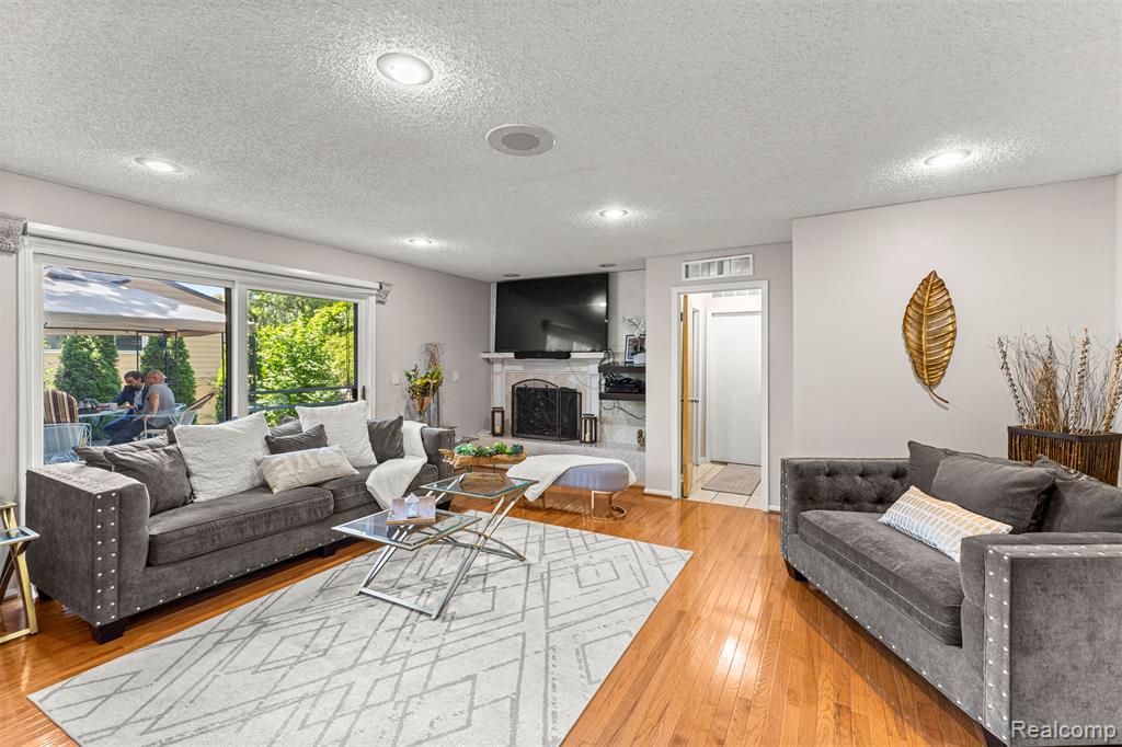 5589 Pembury, West Bloomfield, MI — Photo 35