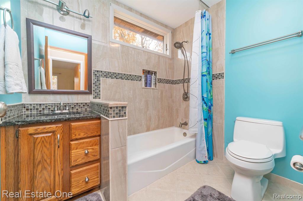 8260 ENGLEWOOD Drive, Clarkston, MI — Photo 46