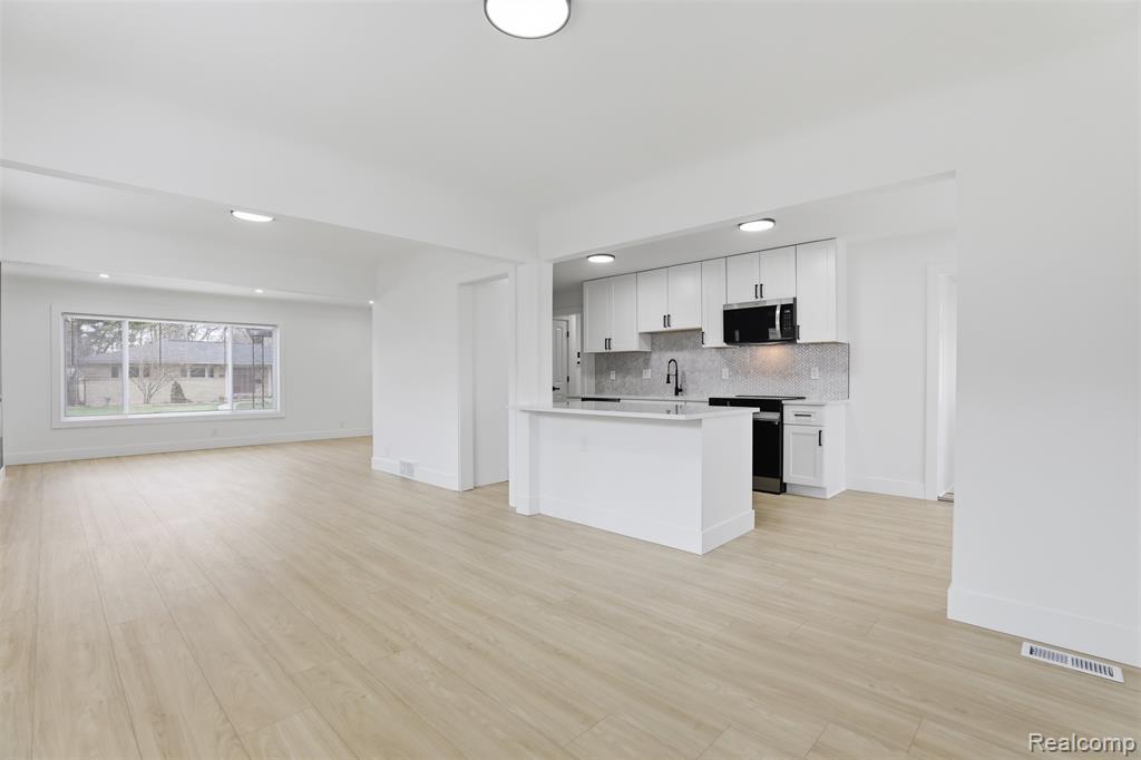 15230 Oakwood Drive, Oak Park, MI 48237 — Photo 9
